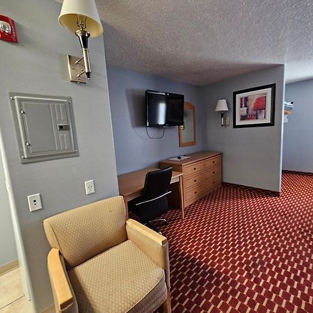 Executive Inn & Suites Extended Stay - Върнал Екстериор снимка