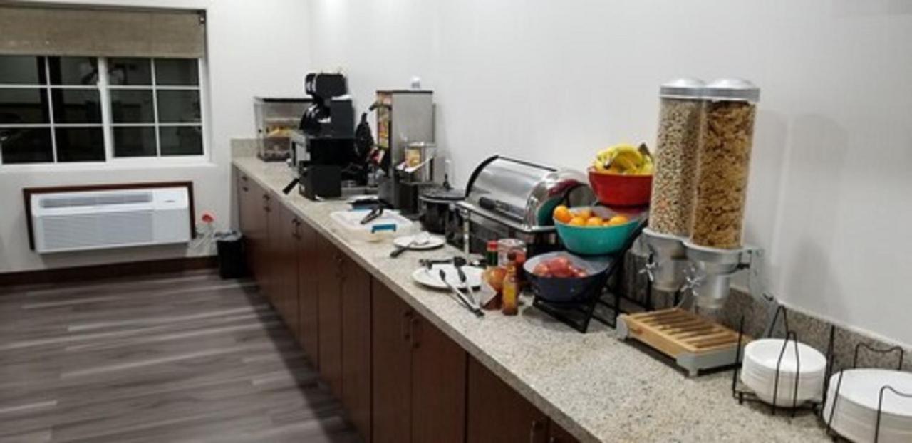 Executive Inn & Suites Extended Stay - Върнал Екстериор снимка