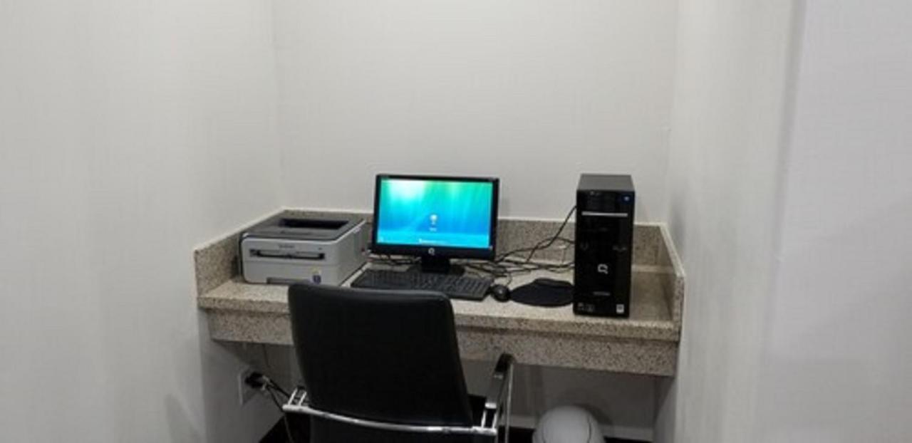 Executive Inn & Suites Extended Stay - Върнал Екстериор снимка