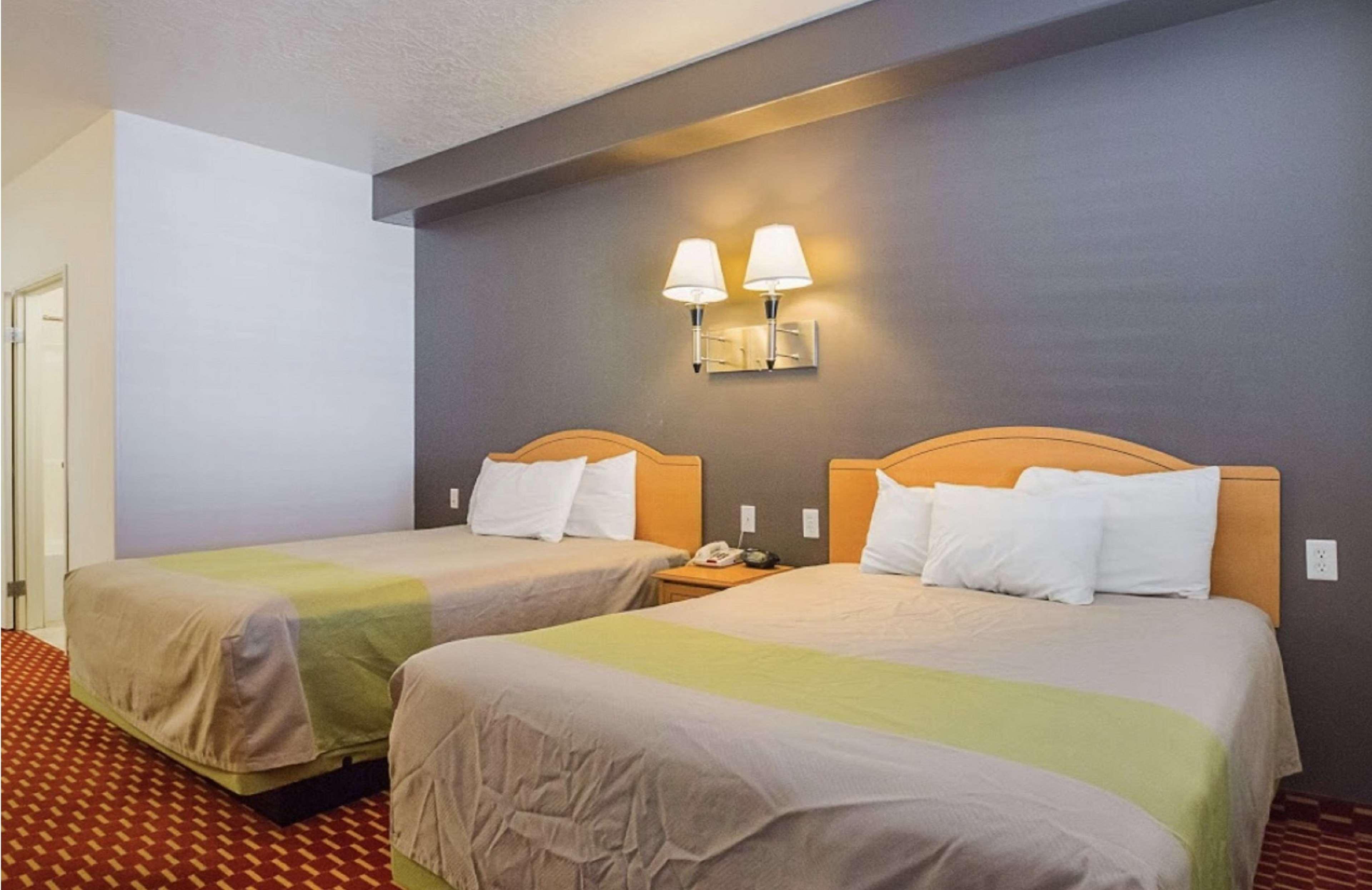 Executive Inn & Suites Extended Stay - Върнал Стая снимка