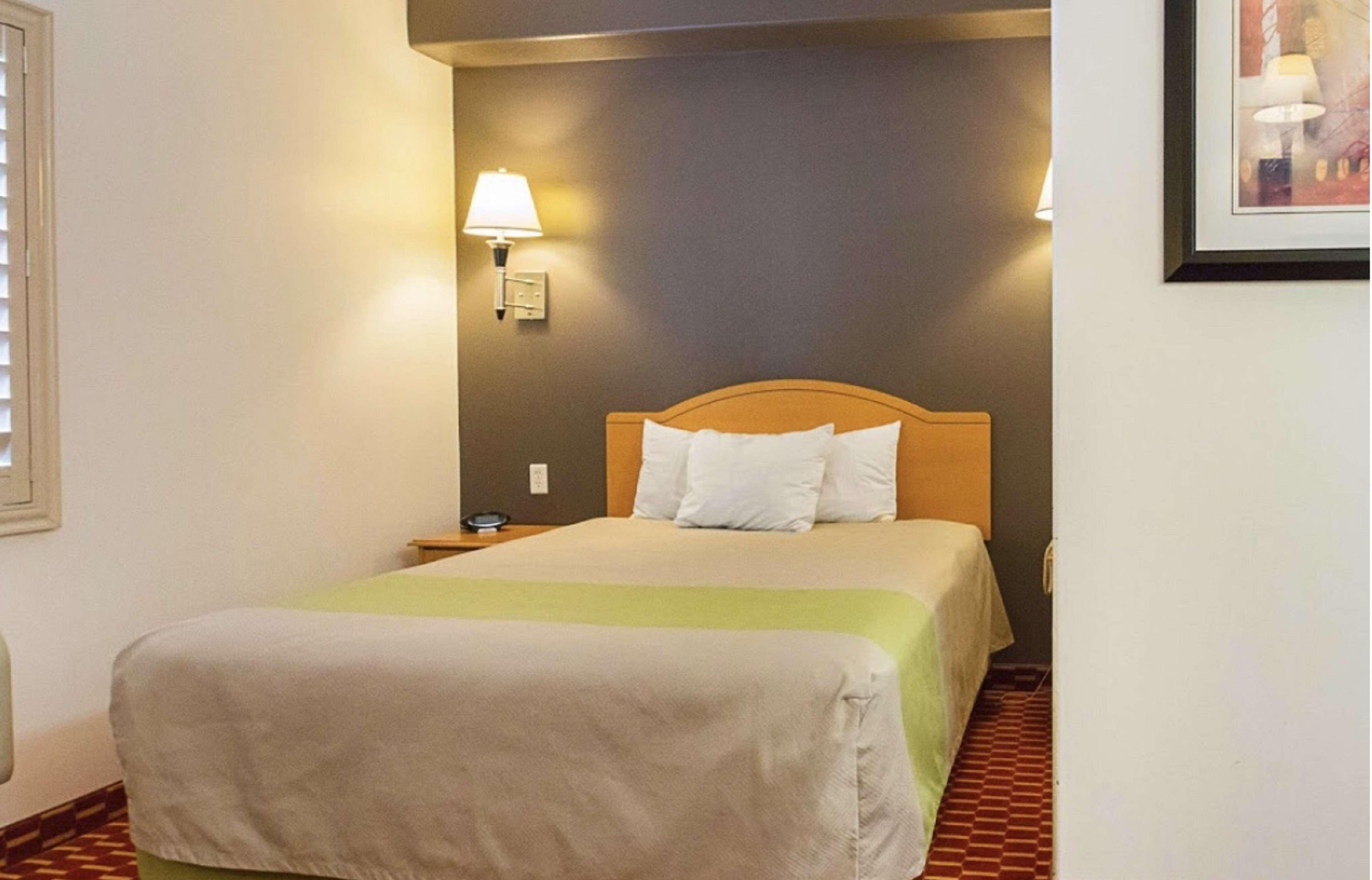 Executive Inn & Suites Extended Stay - Върнал Стая снимка