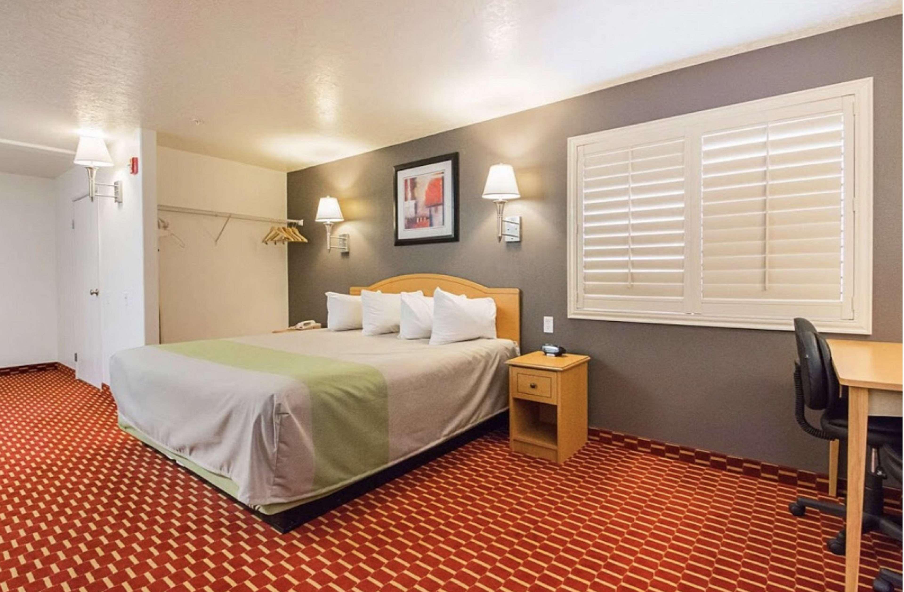 Executive Inn & Suites Extended Stay - Върнал Стая снимка