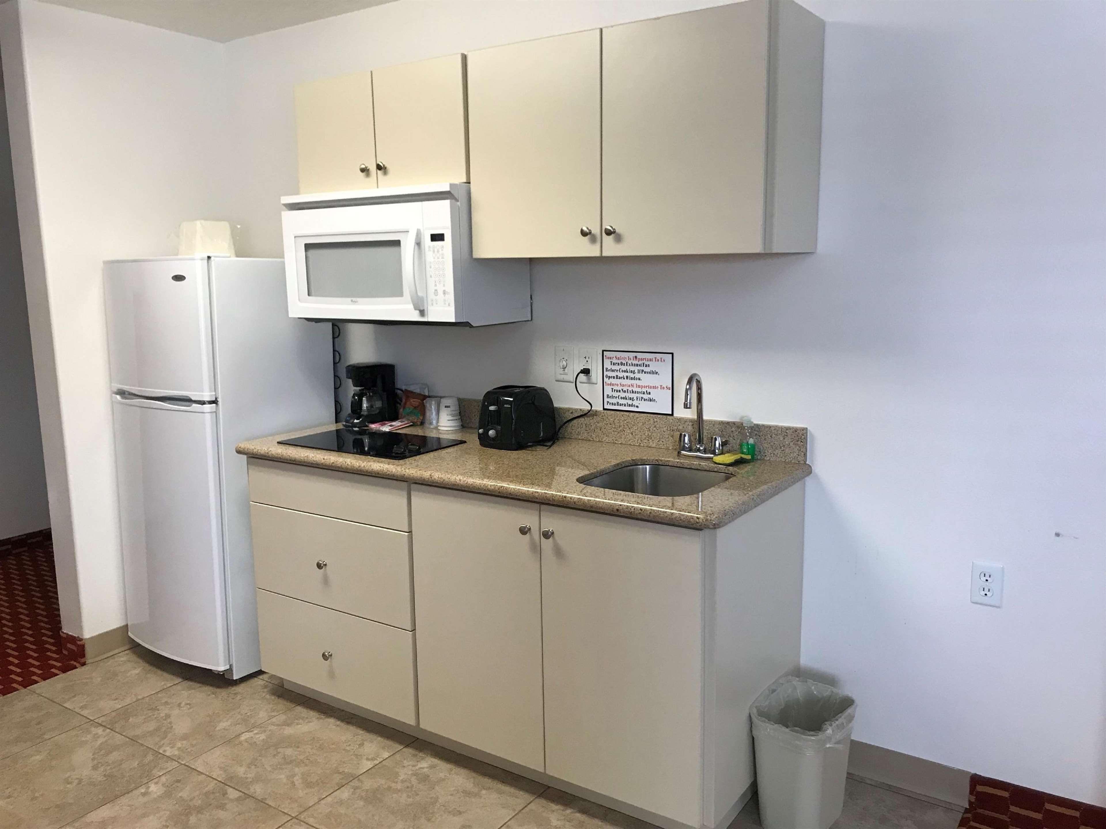 Executive Inn & Suites Extended Stay - Върнал Екстериор снимка