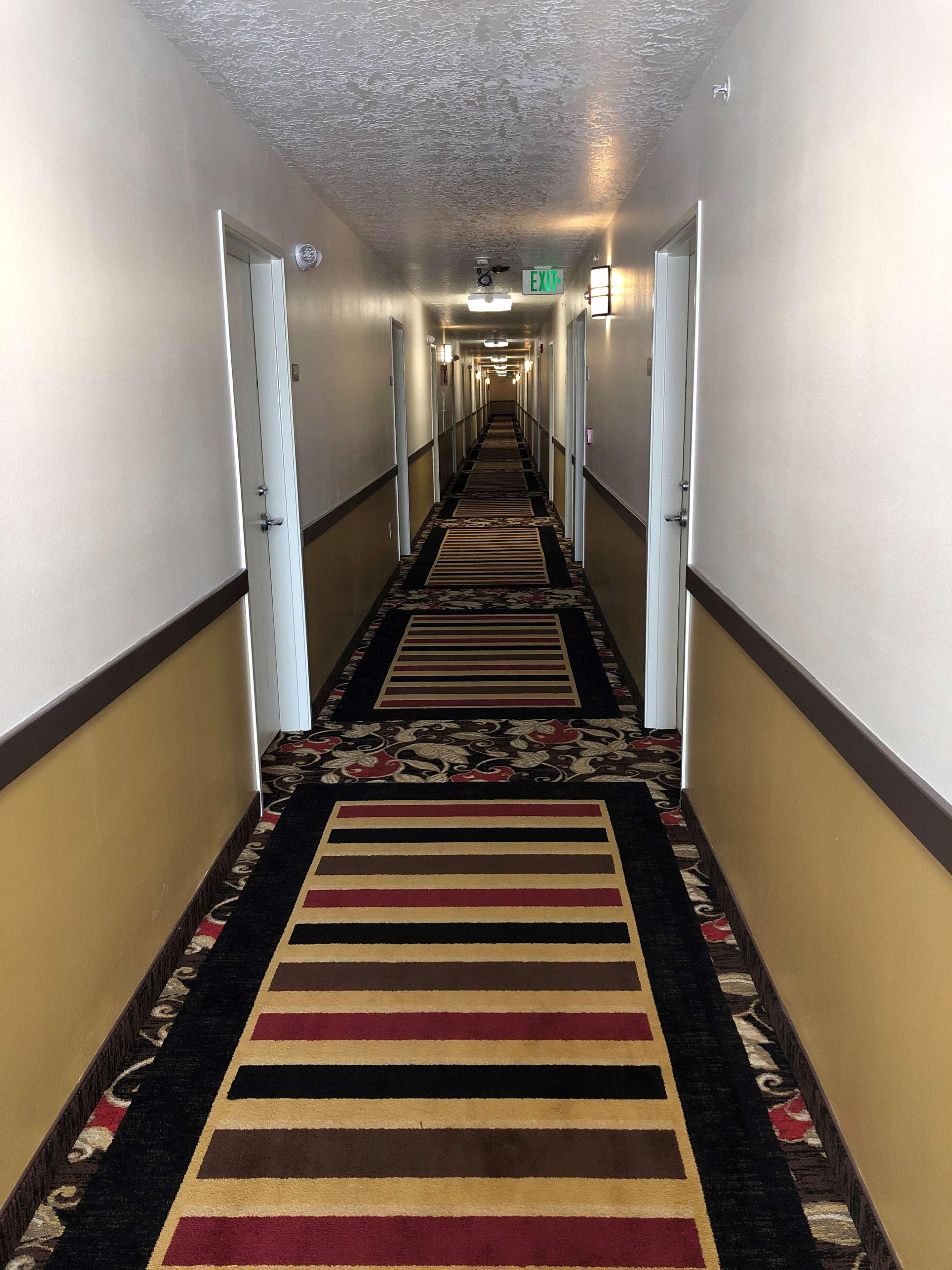 Executive Inn & Suites Extended Stay - Върнал Екстериор снимка