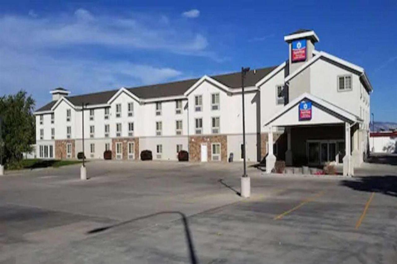 Executive Inn & Suites Extended Stay - Върнал Екстериор снимка