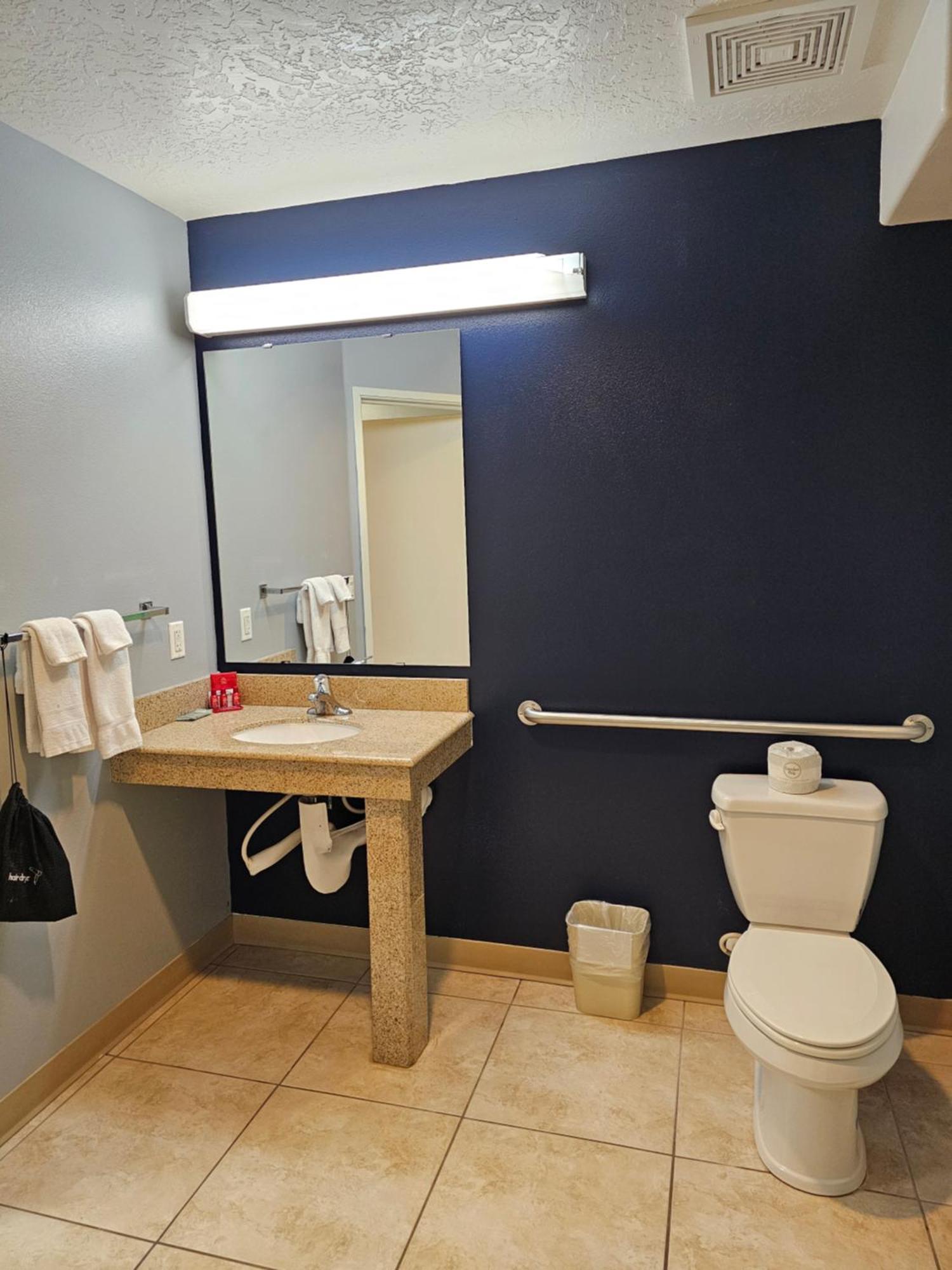 Executive Inn & Suites Extended Stay - Върнал Екстериор снимка