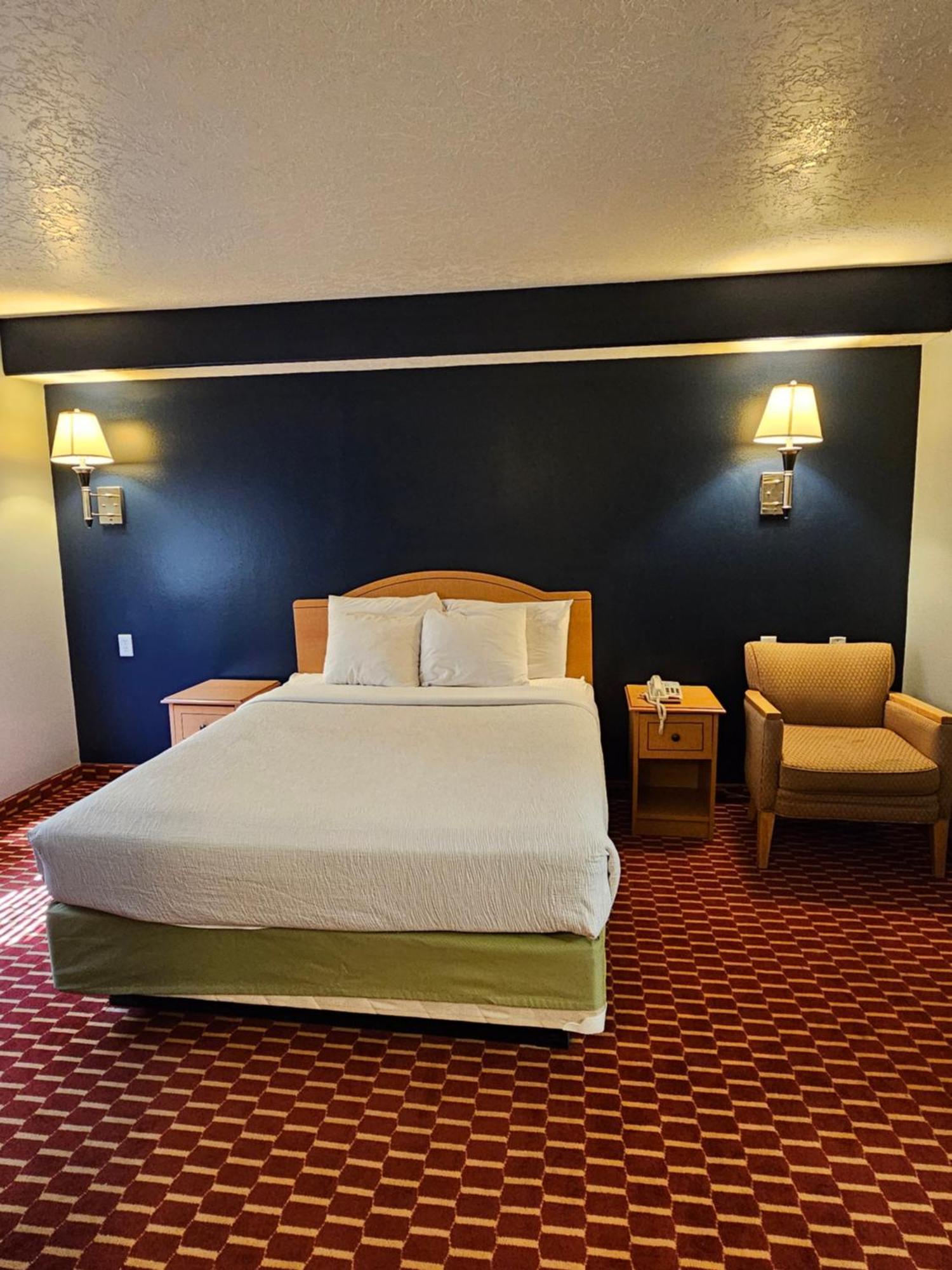 Executive Inn & Suites Extended Stay - Върнал Екстериор снимка