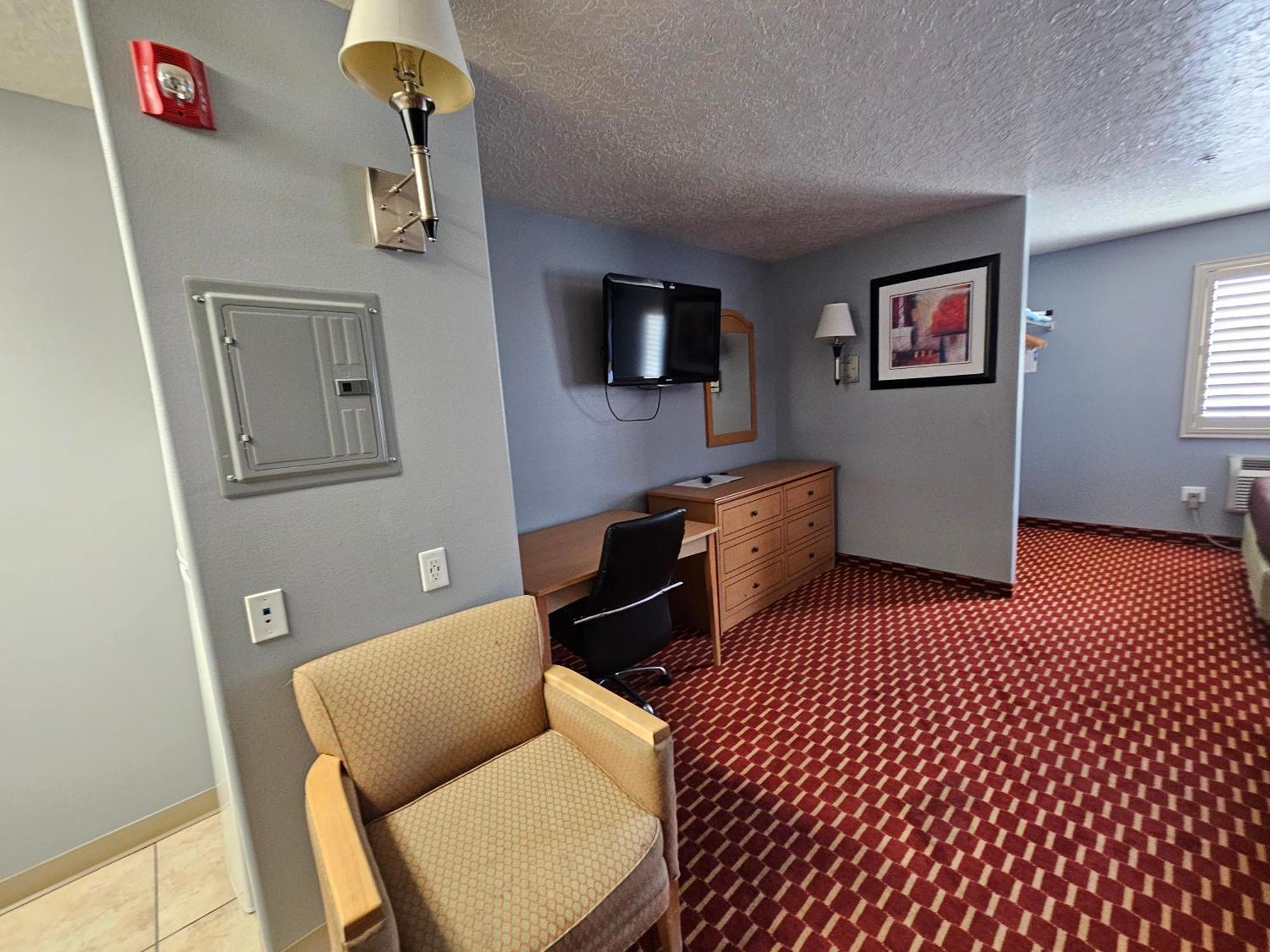 Executive Inn & Suites Extended Stay - Върнал Екстериор снимка
