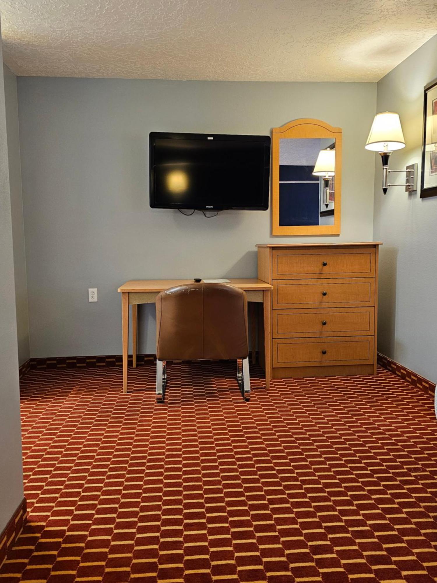 Executive Inn & Suites Extended Stay - Върнал Екстериор снимка