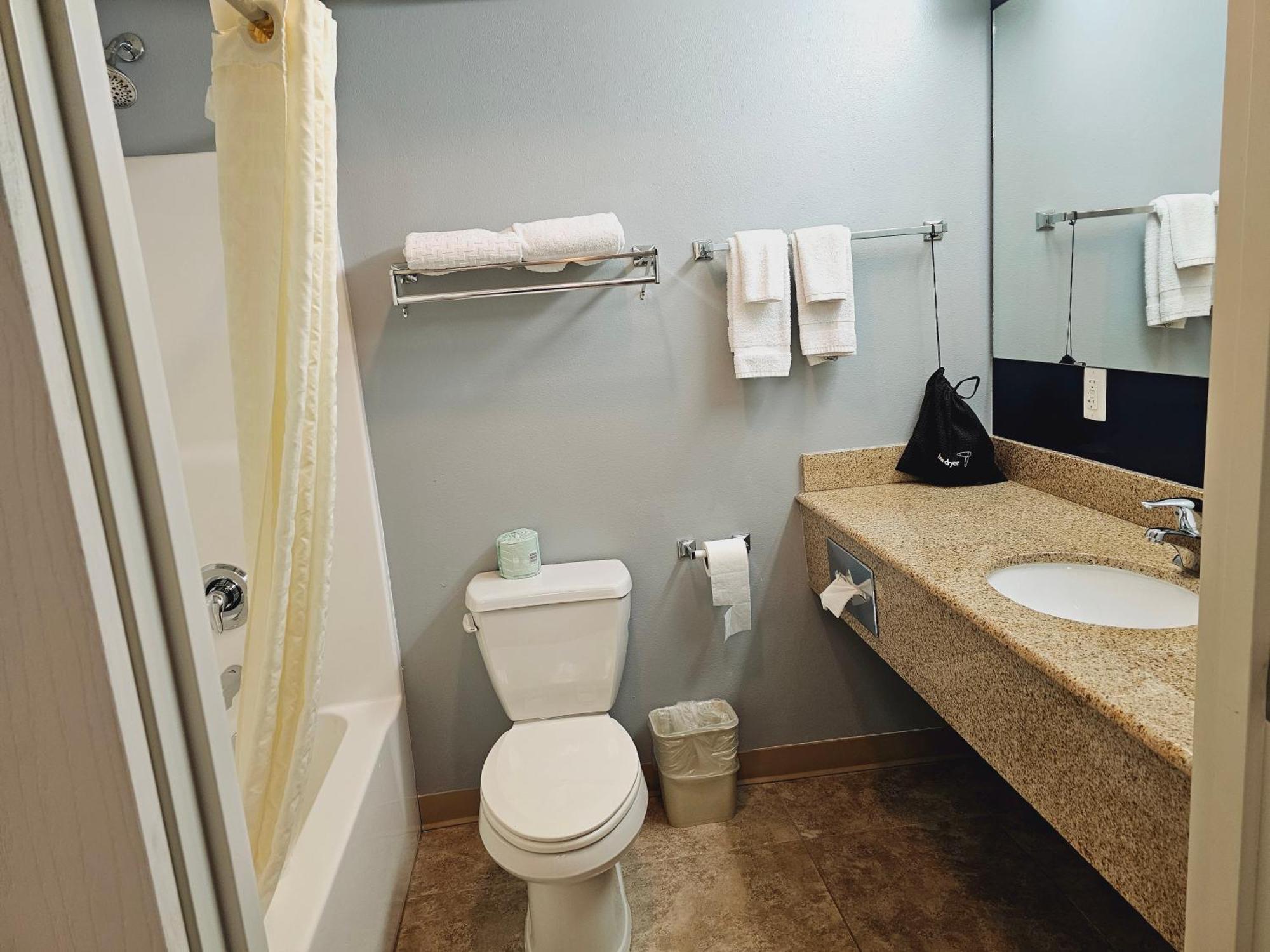 Executive Inn & Suites Extended Stay - Върнал Екстериор снимка