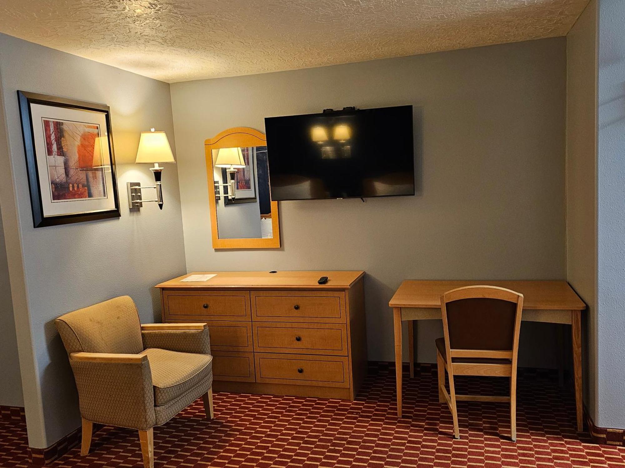 Executive Inn & Suites Extended Stay - Върнал Екстериор снимка