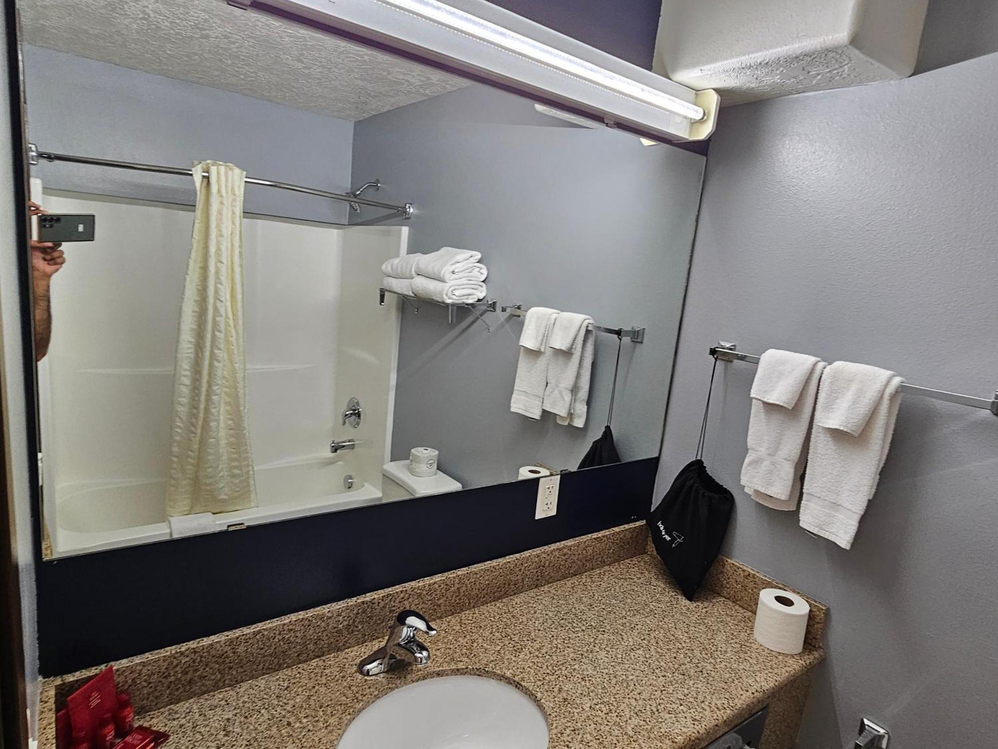 Executive Inn & Suites Extended Stay - Върнал Екстериор снимка