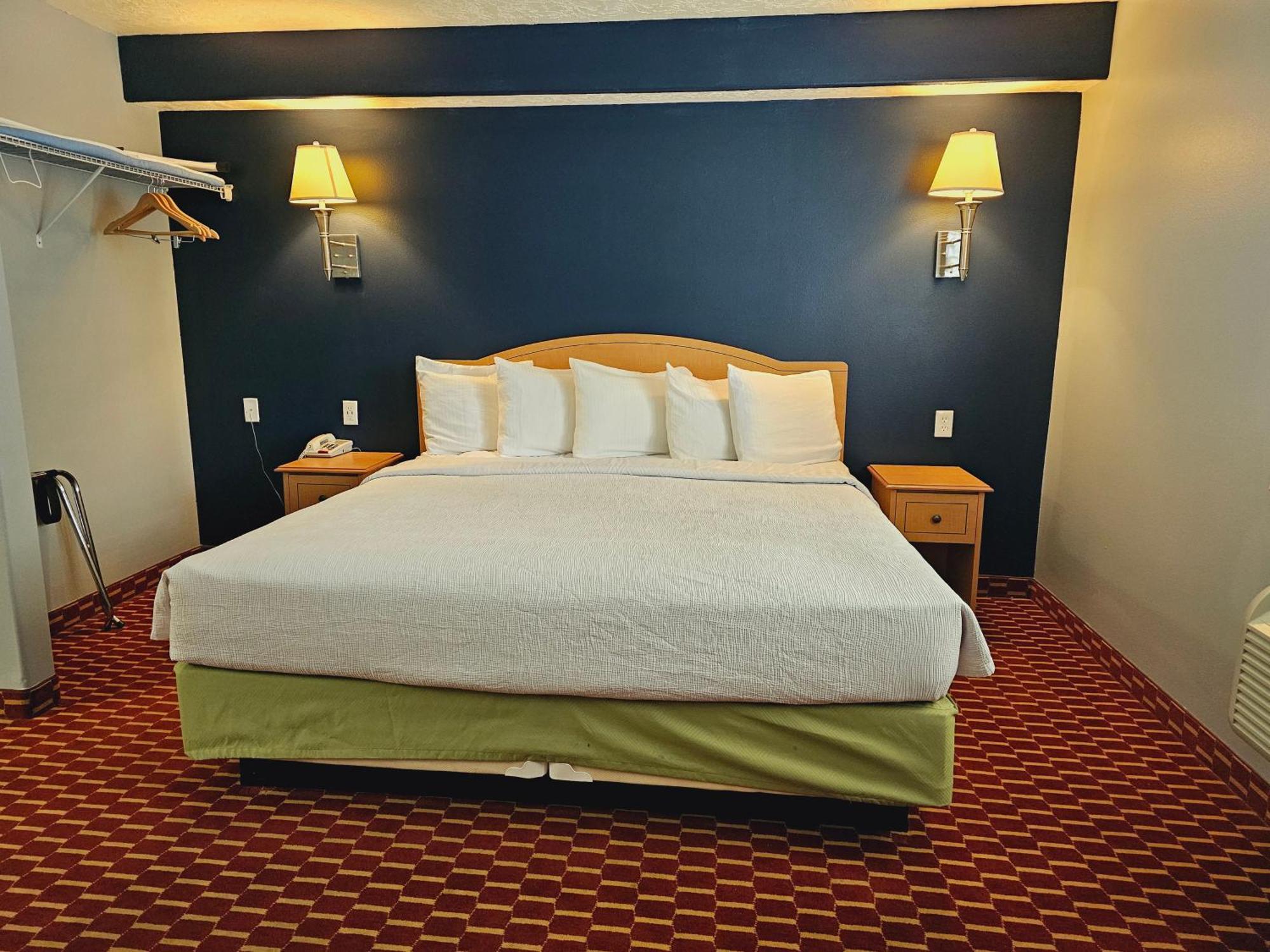 Executive Inn & Suites Extended Stay - Върнал Екстериор снимка