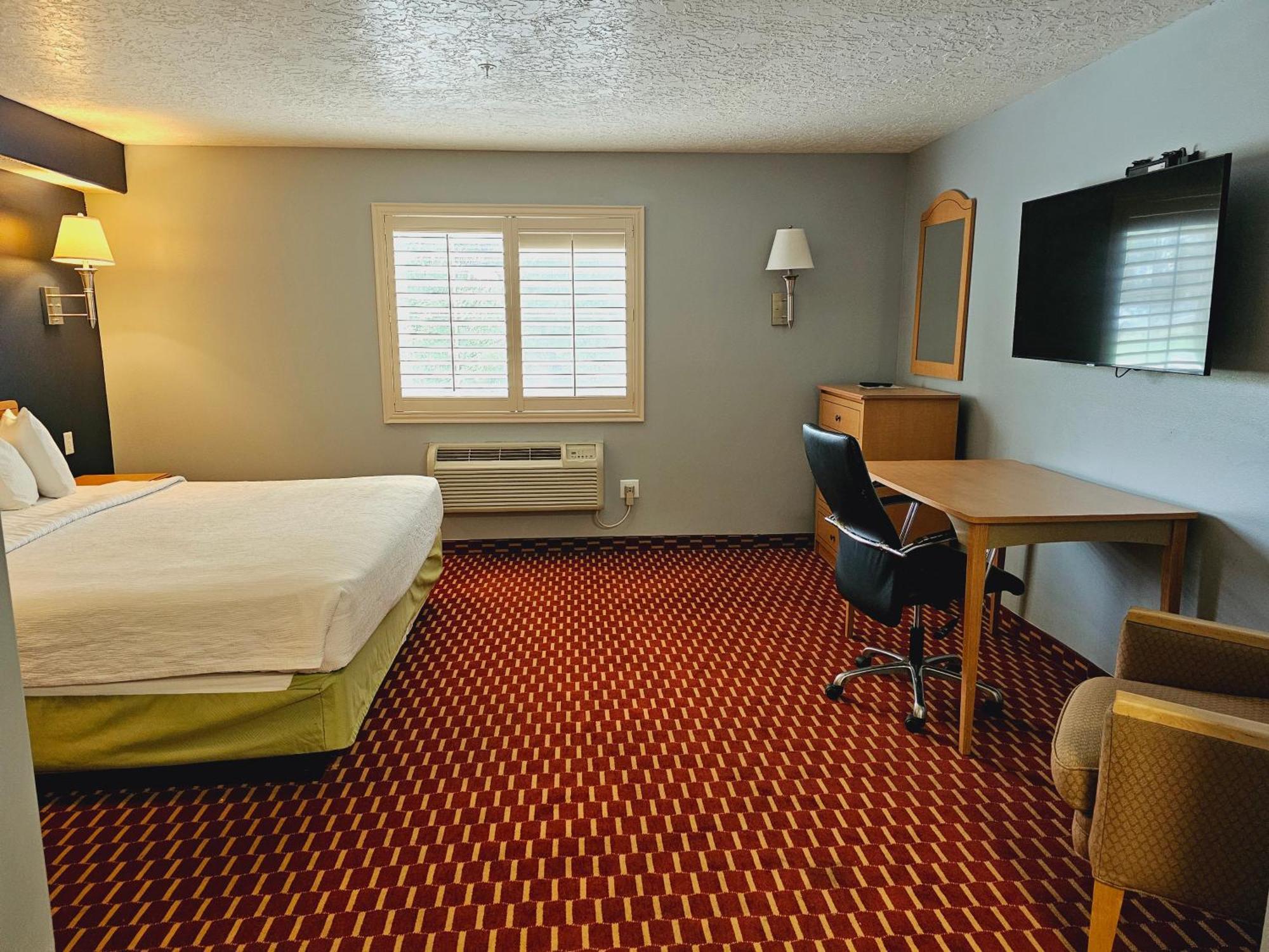 Executive Inn & Suites Extended Stay - Върнал Екстериор снимка