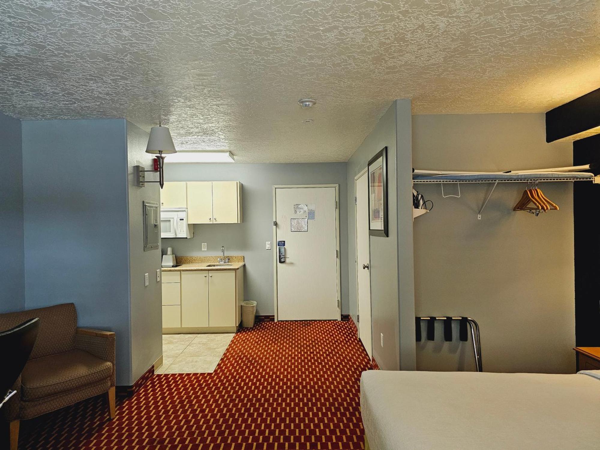 Executive Inn & Suites Extended Stay - Върнал Екстериор снимка