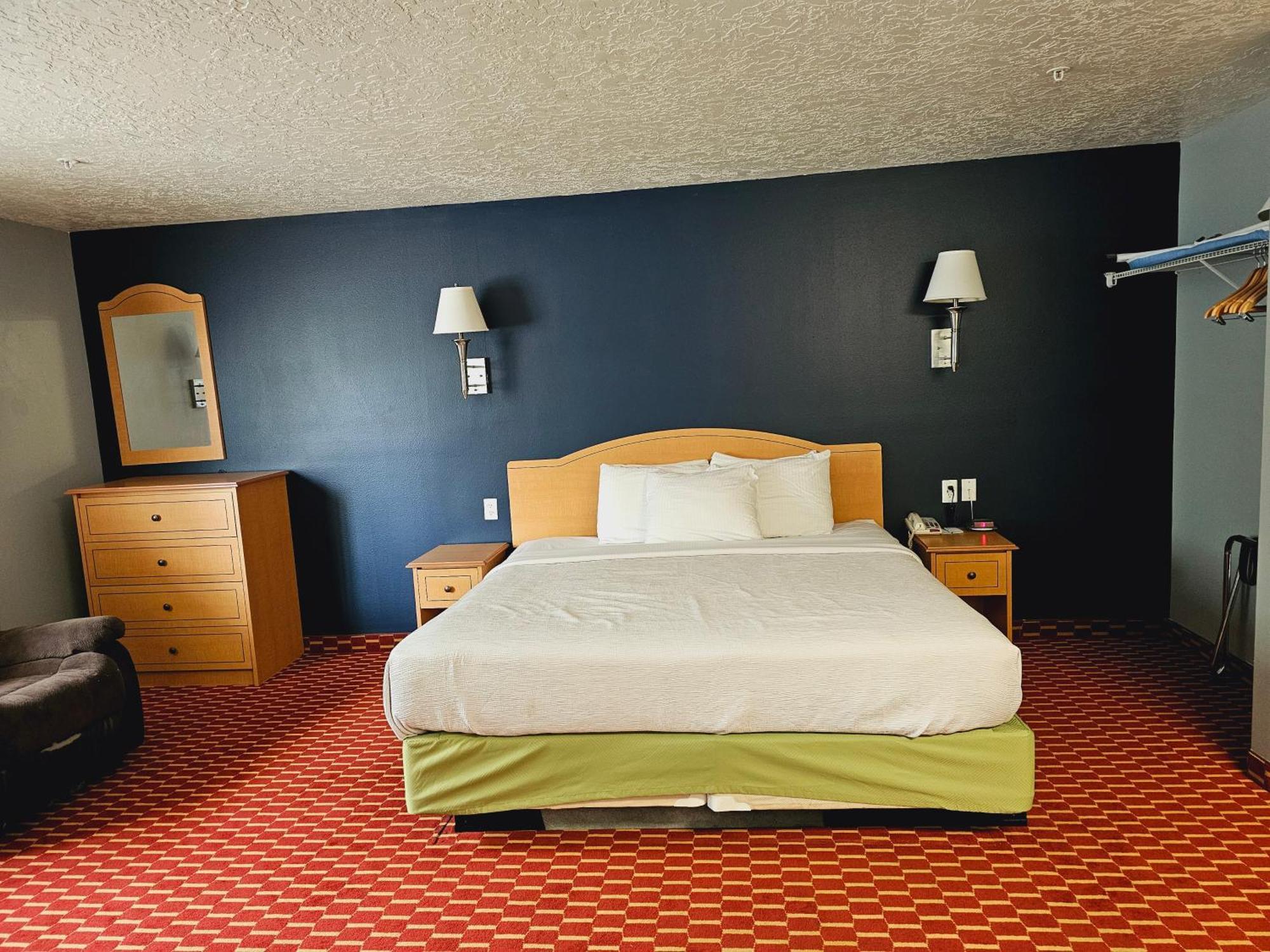 Executive Inn & Suites Extended Stay - Върнал Екстериор снимка