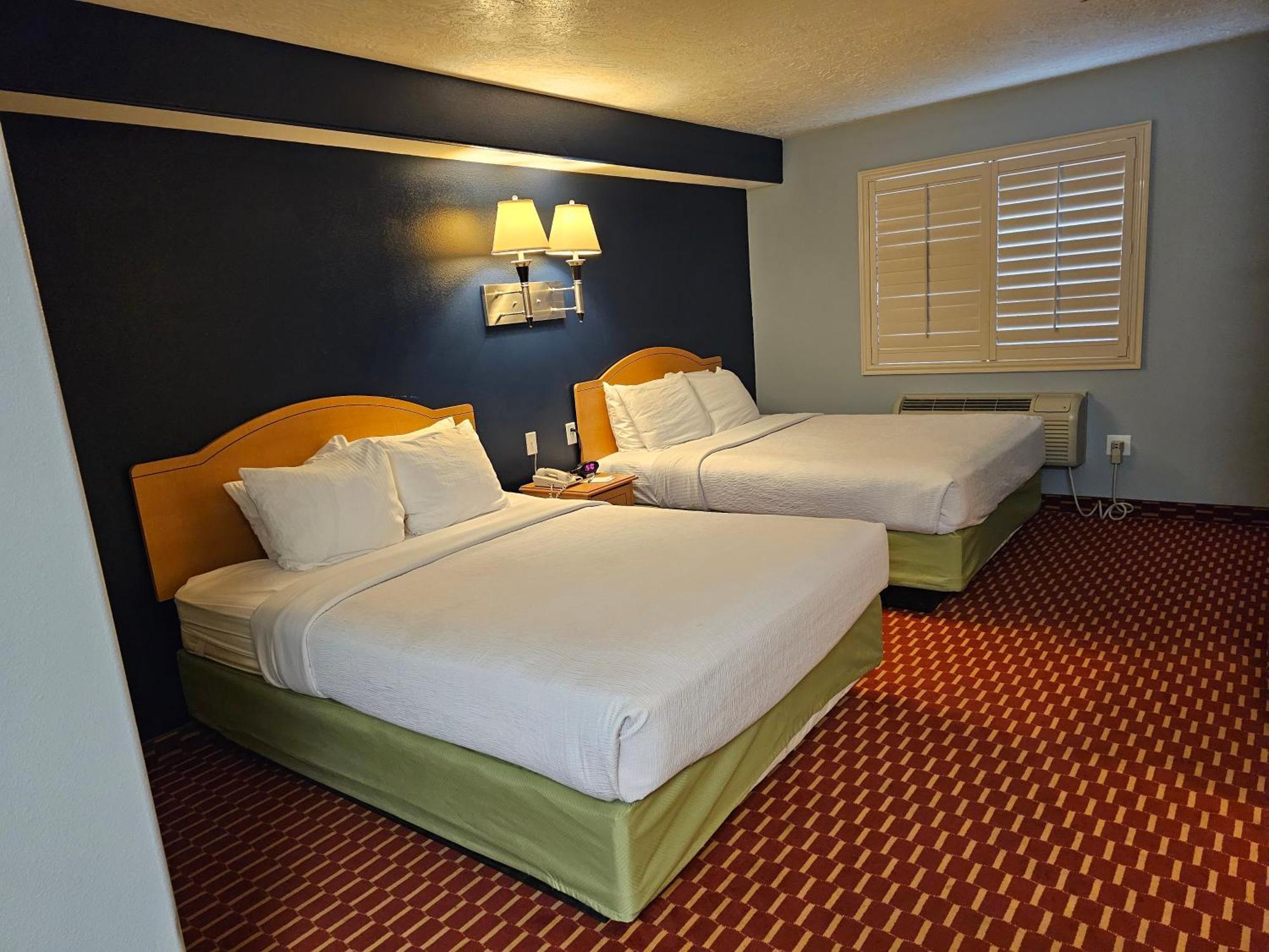 Executive Inn & Suites Extended Stay - Върнал Екстериор снимка