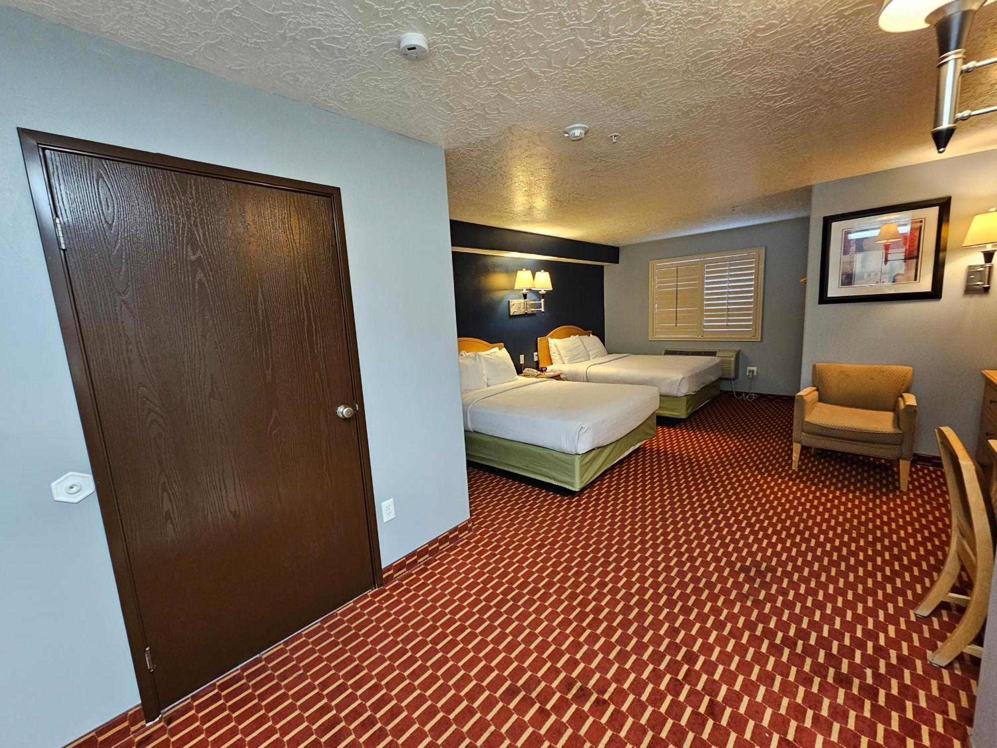 Executive Inn & Suites Extended Stay - Върнал Екстериор снимка