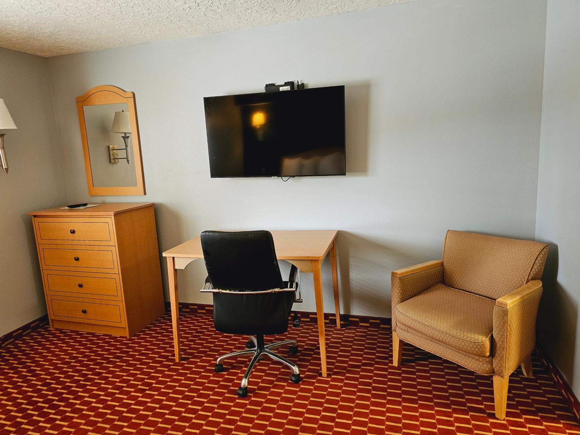 Executive Inn & Suites Extended Stay - Върнал Екстериор снимка