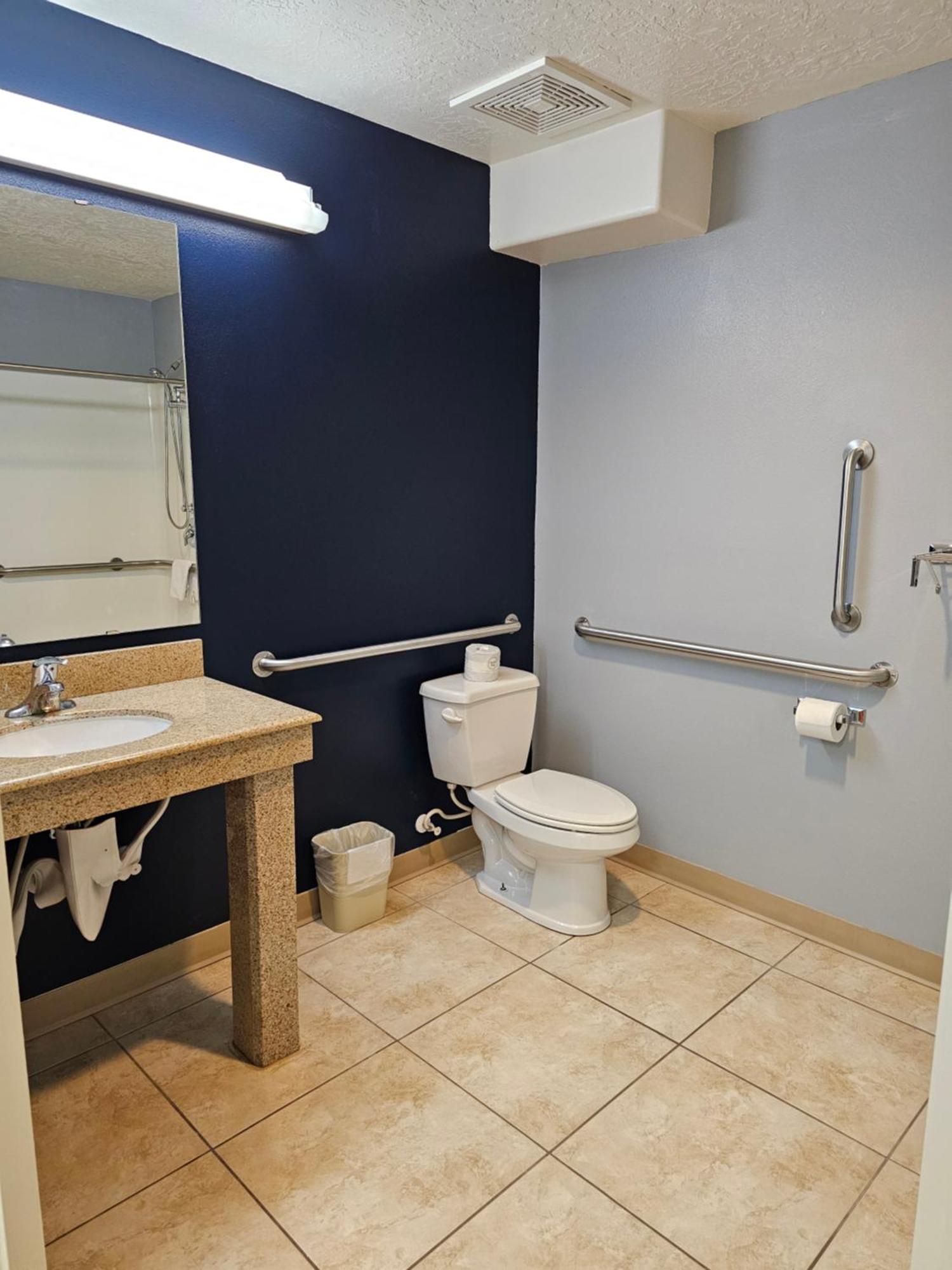 Executive Inn & Suites Extended Stay - Върнал Екстериор снимка