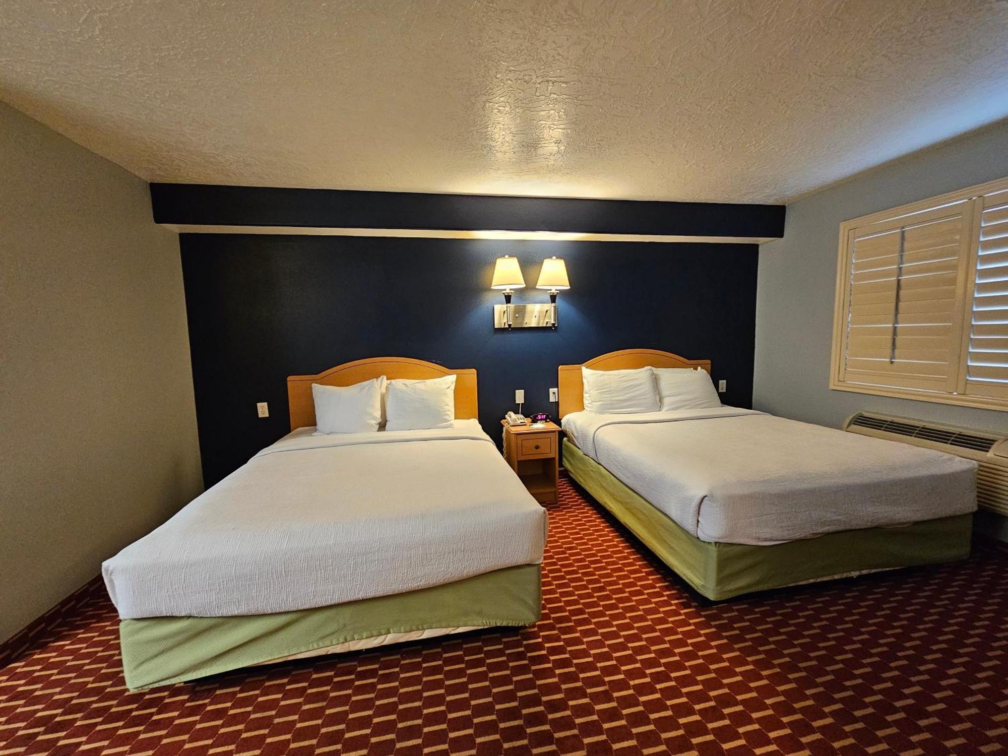 Executive Inn & Suites Extended Stay - Върнал Екстериор снимка