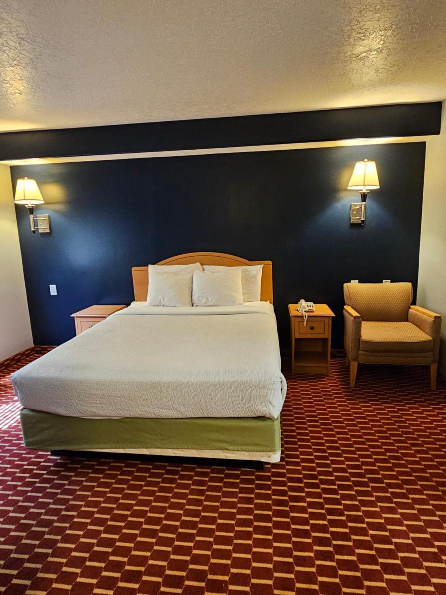 Executive Inn & Suites Extended Stay - Върнал Екстериор снимка