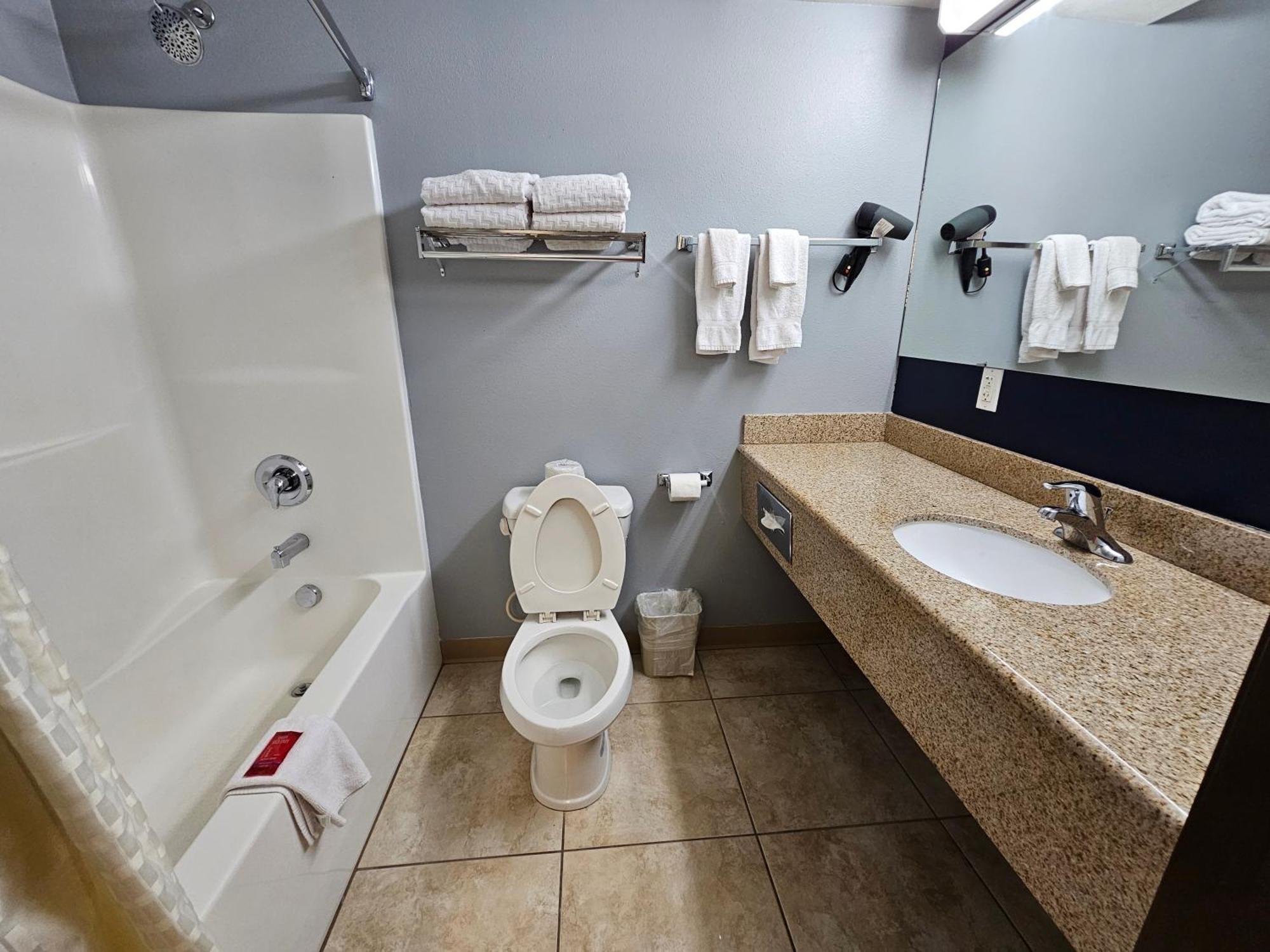 Executive Inn & Suites Extended Stay - Върнал Екстериор снимка