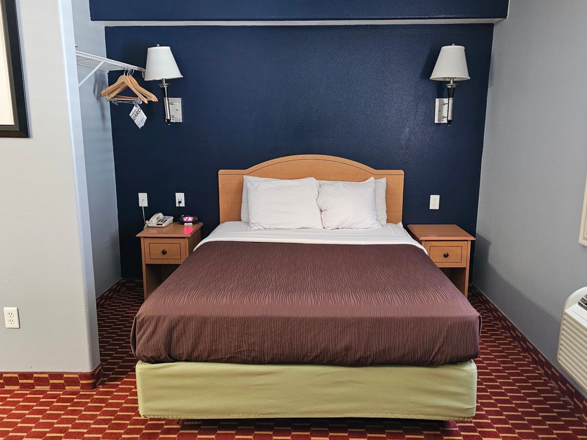 Executive Inn & Suites Extended Stay - Върнал Екстериор снимка
