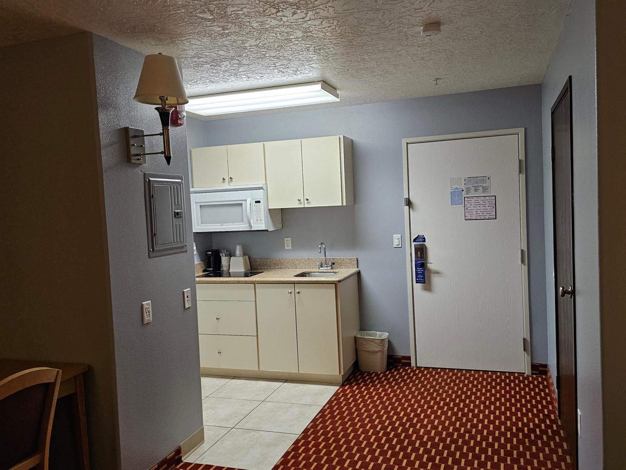 Executive Inn & Suites Extended Stay - Върнал Екстериор снимка
