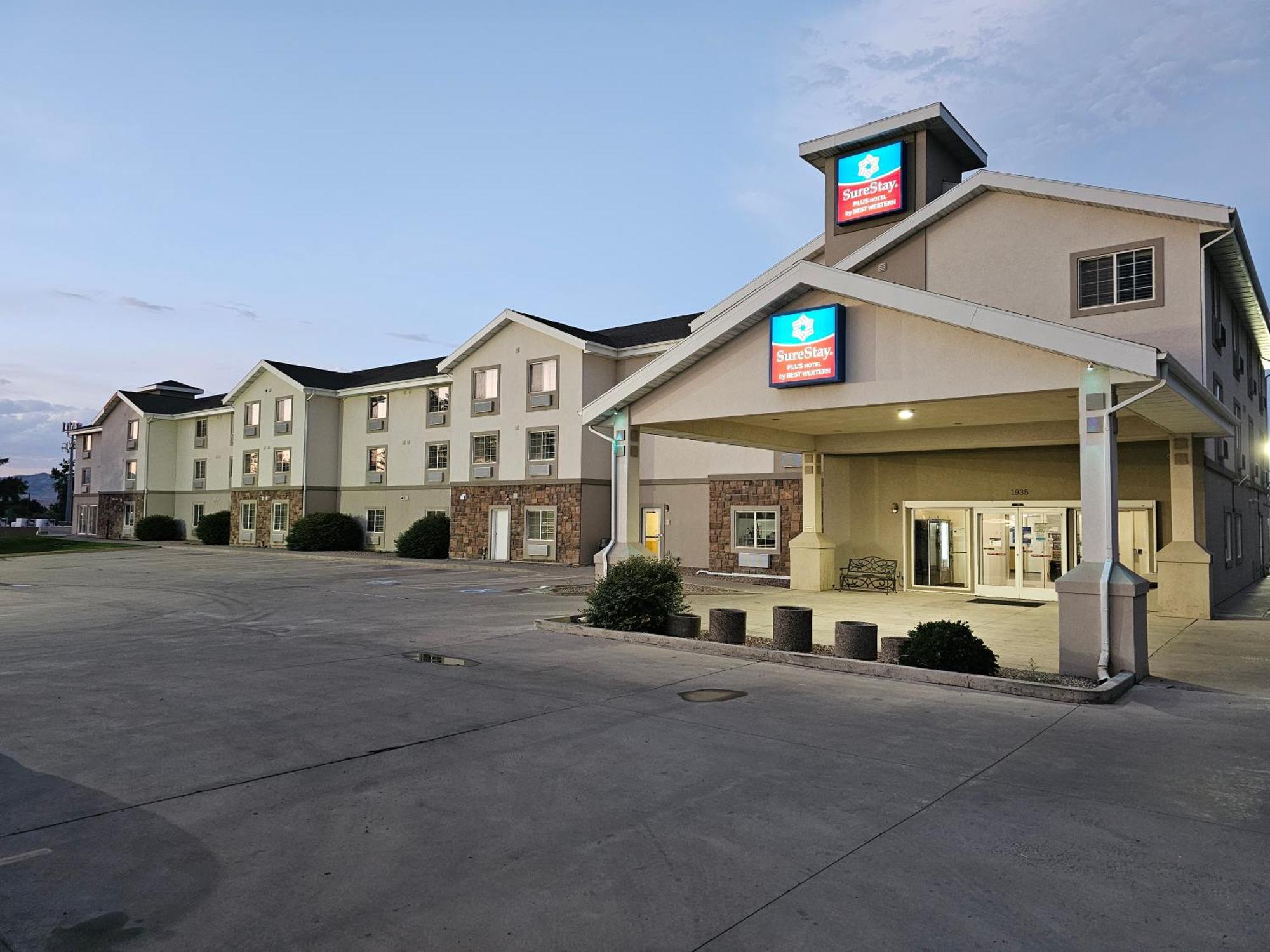 Executive Inn & Suites Extended Stay - Върнал Екстериор снимка