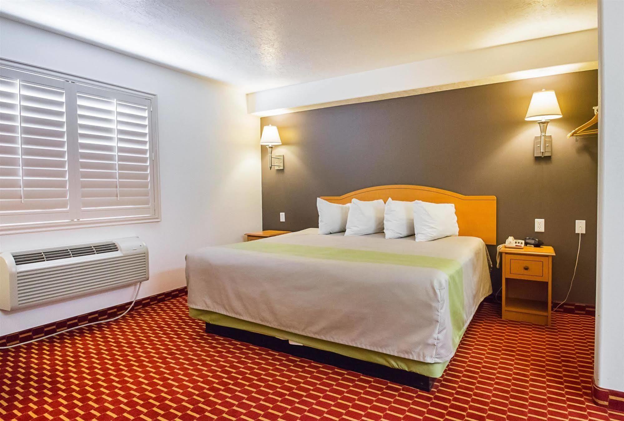 Executive Inn & Suites Extended Stay - Върнал Стая снимка
