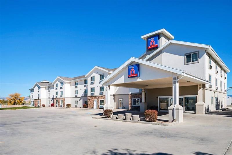 Executive Inn & Suites Extended Stay - Върнал Екстериор снимка