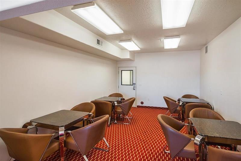 Executive Inn & Suites Extended Stay - Върнал Екстериор снимка